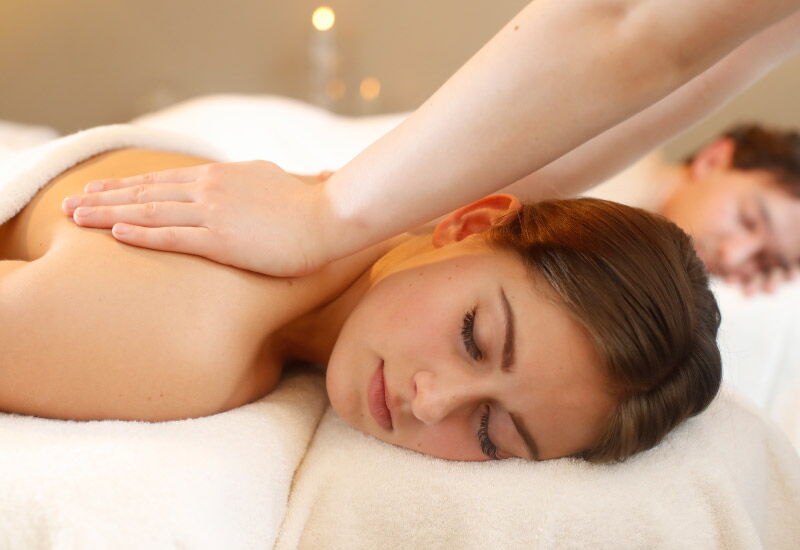 Paar-Massage bei einer Massage im Vier Jahreszeiten Spa im Hotel Vier Jahreszeiten in Hamburg