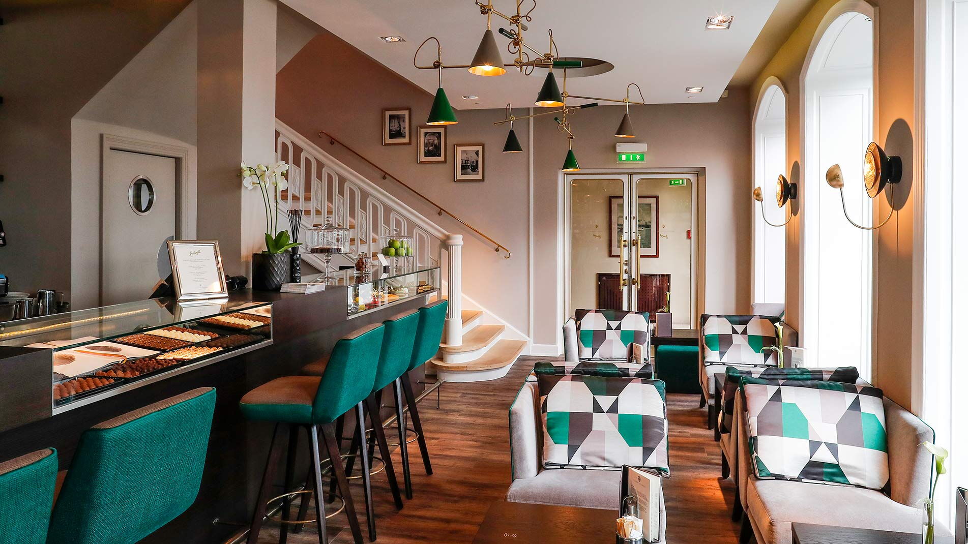 Das Café Condi Lounge im Hotel Vier Jahreszeiten in der Hamburger Innenstadt