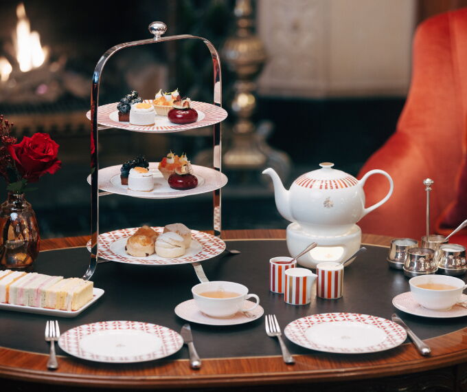 Traditioneller Afternoon Tea mit Etagere, Scones, feinem Gebäck und Teekanne im Hotel Vier Jahreszeiten
