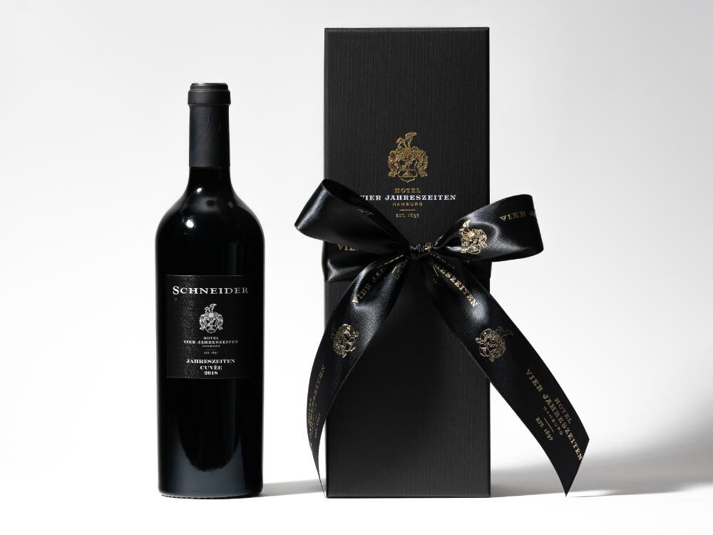 Rotwein Jahreszeiten Cuvée Schneider (0,75 l) in einer schwarzen Flasche mit Geschenkverpackung - ein Produkt des Hotel Vier Jahreszeiten in Hamburg