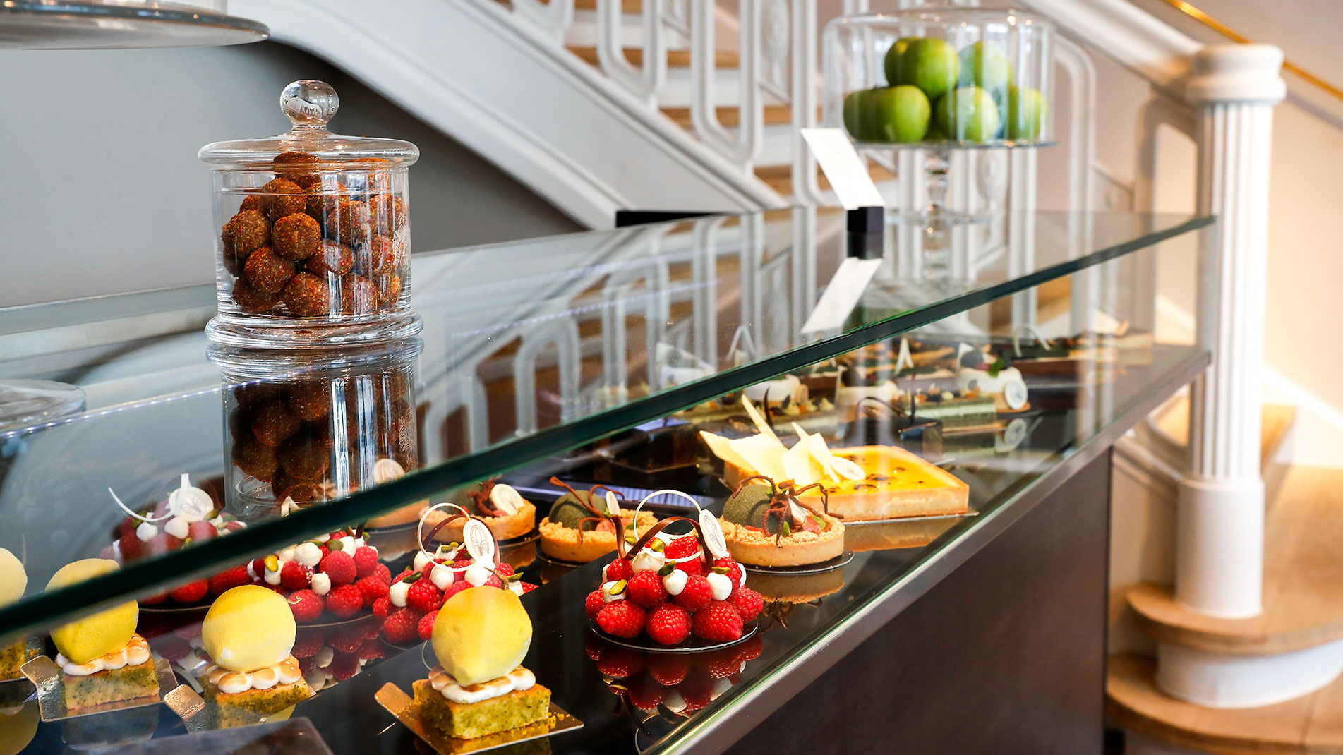 Die Desserttheke in der Condi Lounge im Hotel Vier Jahreszeiten in einem der Restaurants in der Innenstadt in Hamburg
