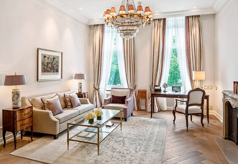 Der Wohnbereich mit Kornleuchter der Junior Suite Courtyard im Hotel Vier Jahreszeiten in Hamburg