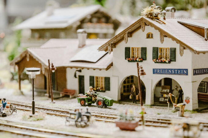 Miniatur Bahnhof mit Gleisen im Vordergrund