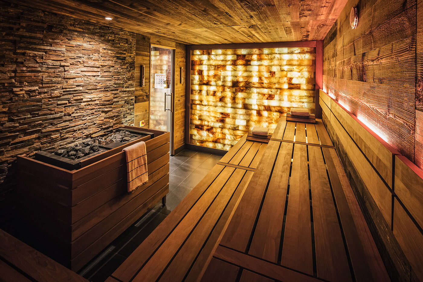 Innenaufnahme einer Sauna im Vier Jahreszeiten Spa im Vier Jahreszeiten in Hamburg