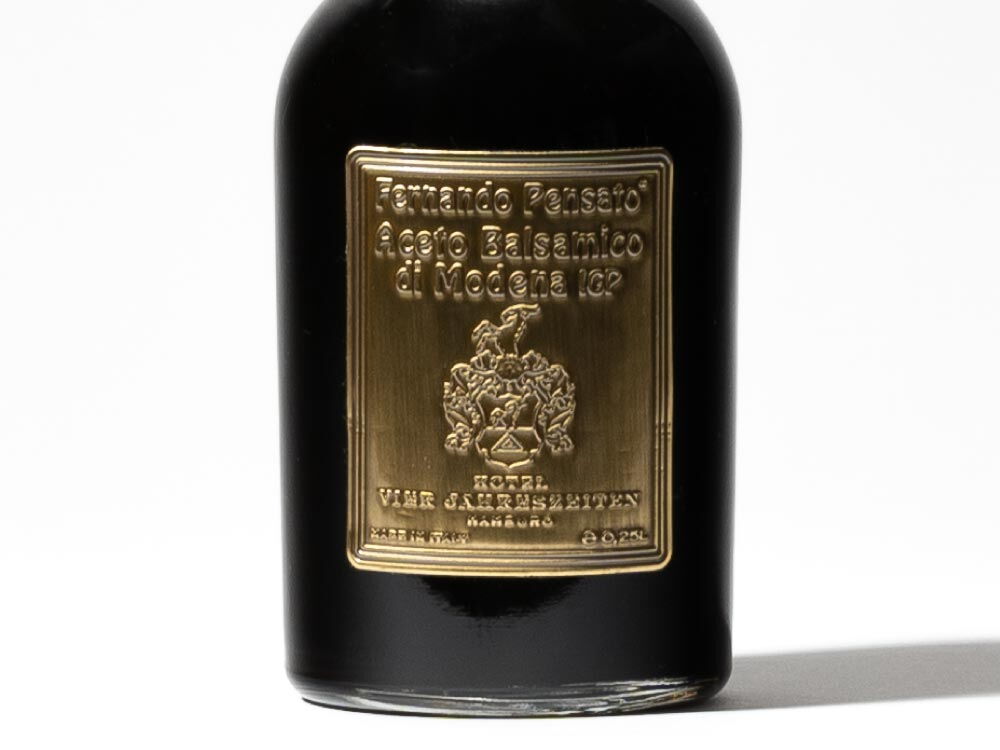 Nahaufnahme des Etiketts vom Balsamico Single (0,25L) - Ein Produkt des Hotel Vier Jahreszeiten in Hamburg