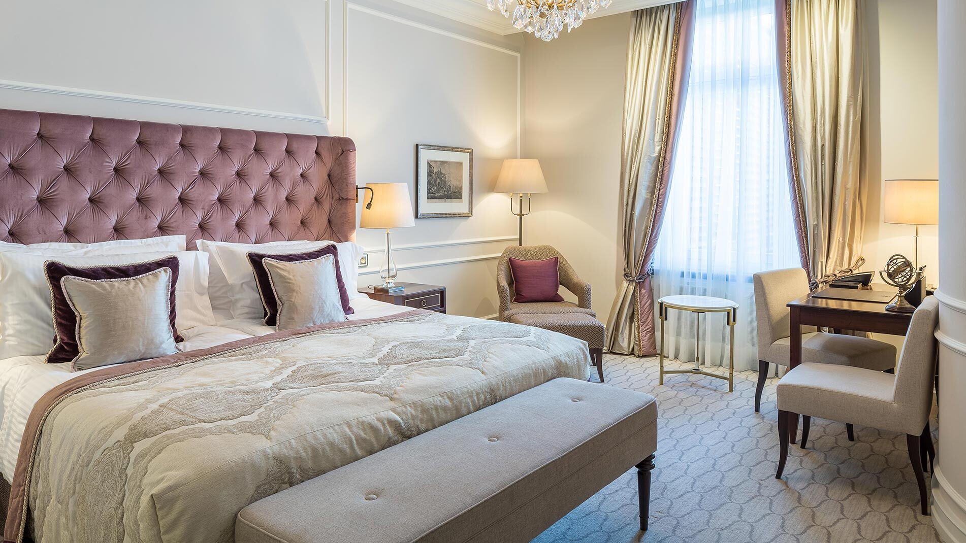 Ein luxuriöses Doppelzimmer mit rosa Akzenten im Hotel Vier Jahreszeiten Hamburg