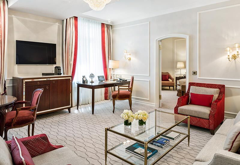 Das Wohnzimmer einer Deluxe Suite zum Innenhof im Hotel Vier Jahreszeiten in Hamburg