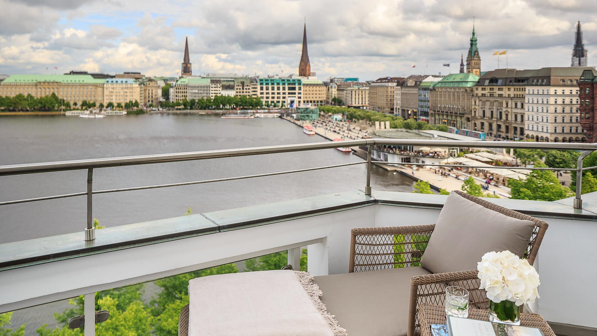 Aussicht auf die Alster vom Balkon eines Zimmers der Bel Etage des Hotel Vier Jahreszeiten Hamburg
