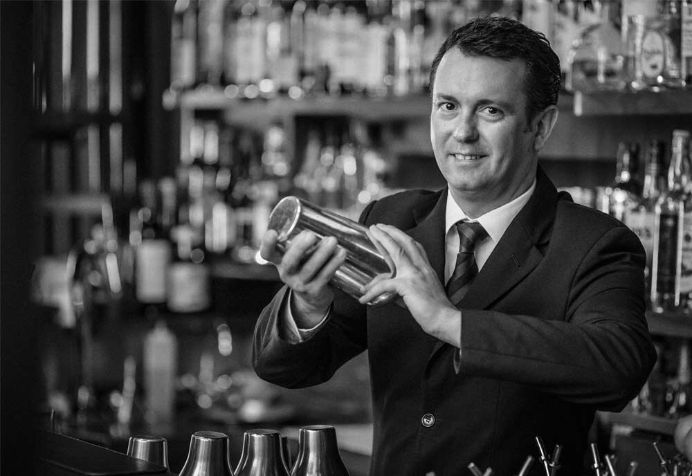 Barkeeper in der Jahreszeiten Bar im Hotel Vier Jahreszeiten in Hamburg
