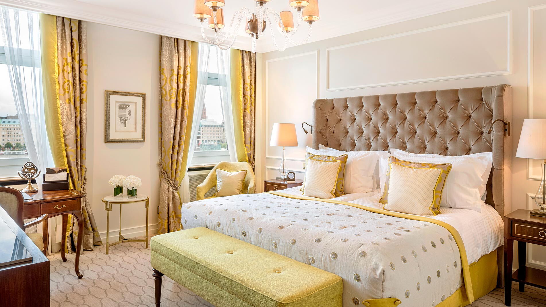 Das luxuriöse Schlafzimmer des Doppelzimmers im Hotel Vier Jahreszeiten Hamburg