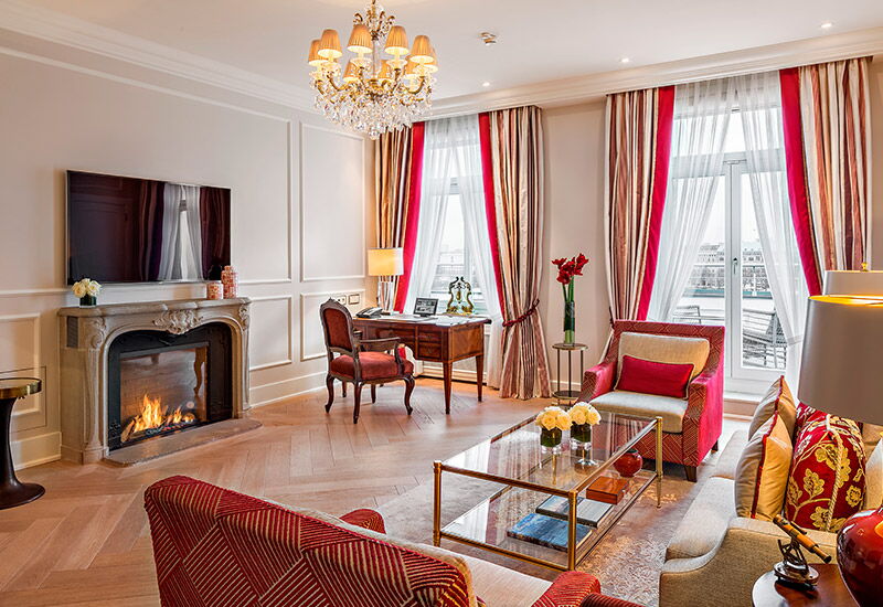 Das Wohnzimmer der Captains Suite im Hotel Vier Jahreszeiten in Hamburg