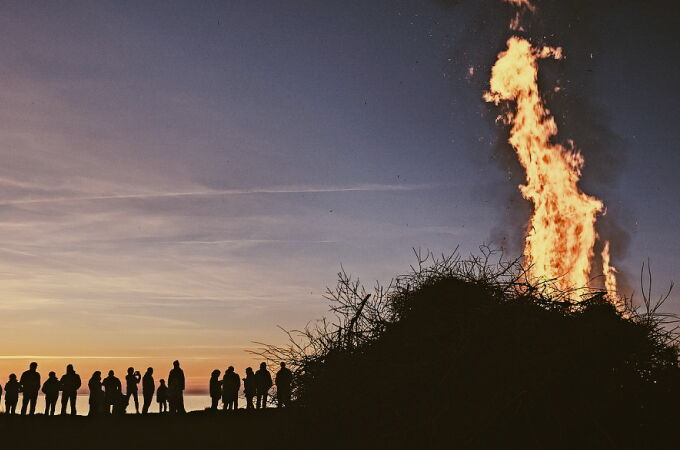 Osterfeuer am Abend