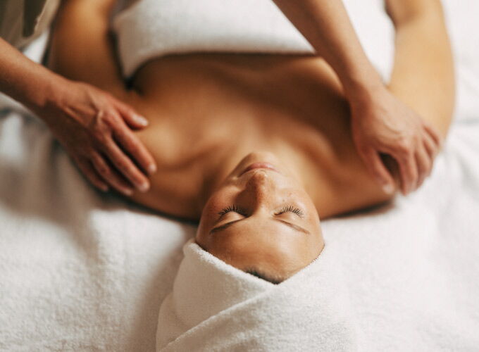 Entspannende Massagebehandlung im Vier Jahreszeiten Spa des Hotel Vier Jahreszeiten Hamburg