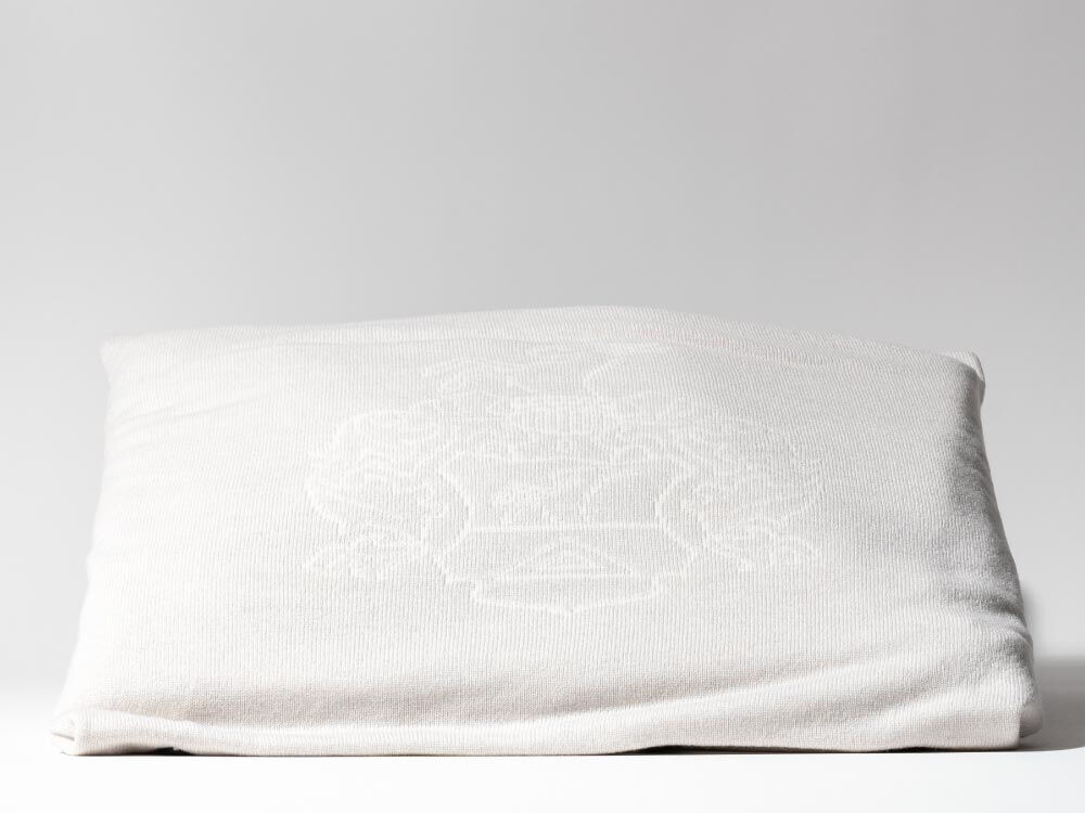 HVJ Lohmanndecke, eine samtweichen Cashmere-Decken - Ein Produkt des Hotel Vier Jahreszeiten in Hamburgv