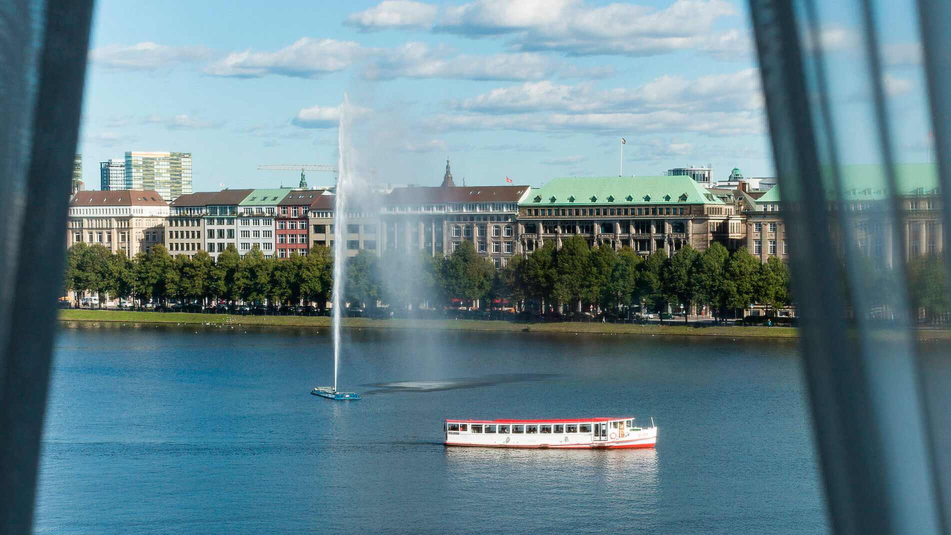 Die Hamburger Binnenalster an einem sonnigen Tag