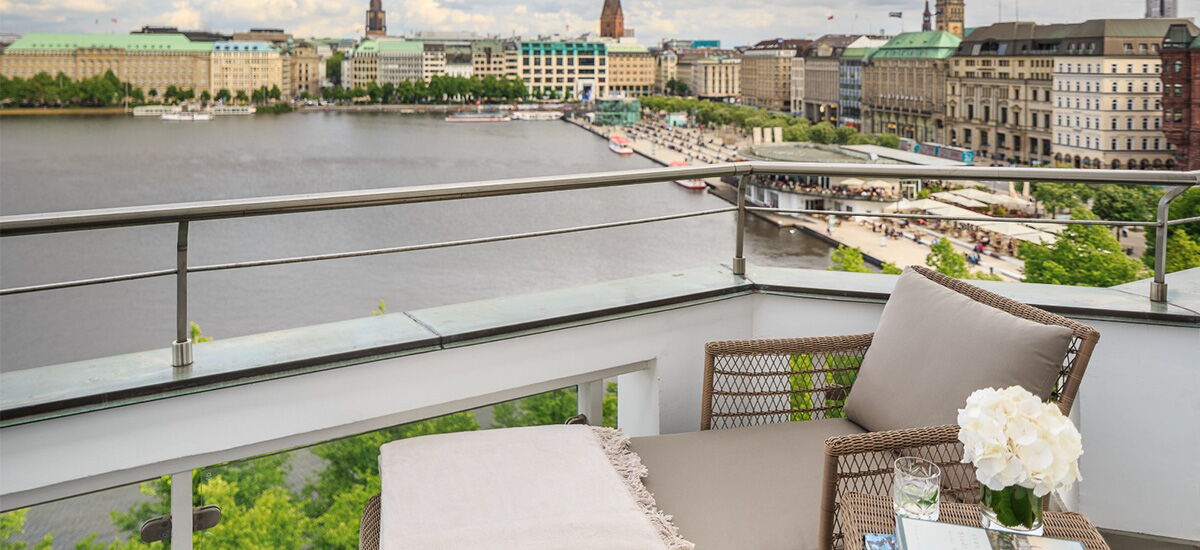 Die Aussicht auf die Binnenalster von einem Balkon des Hotel Vier Jahreszeiten in Hamburg