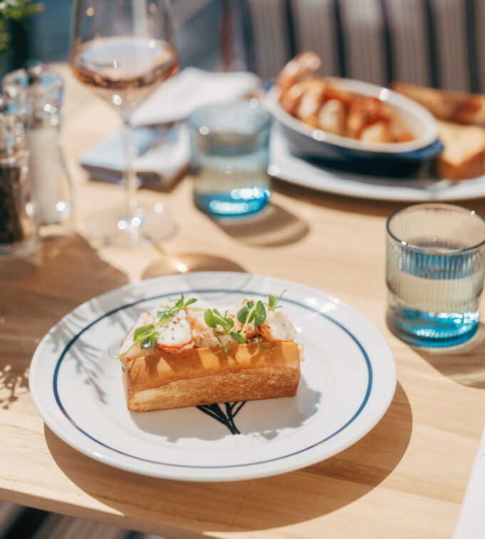 Elegant angerichtete kulinarische Kreation auf einem gedeckten Restauranttisch