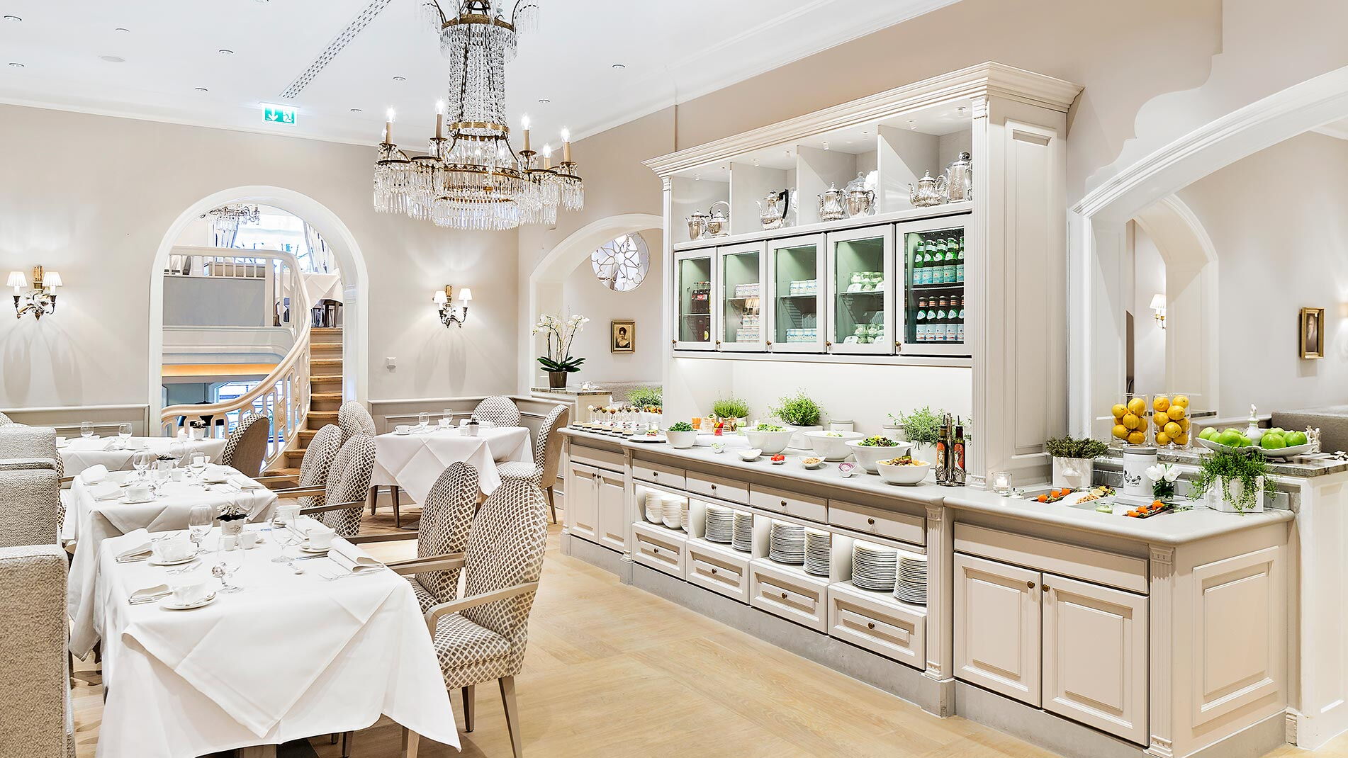 Frühstücksbuffet im Hotel Vier Jahreszeiten in Hamburg