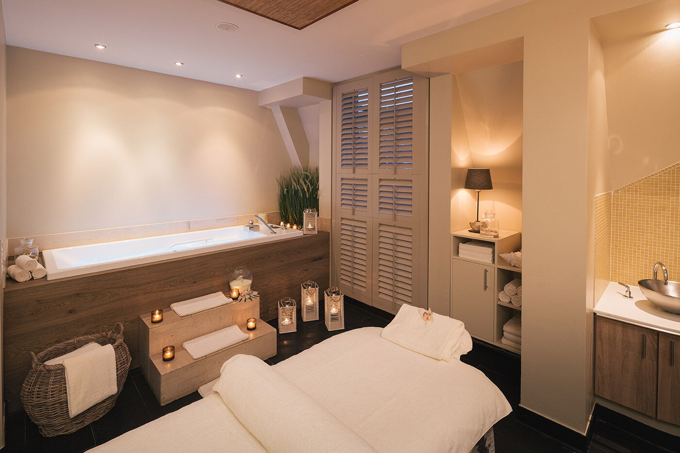 Behandlungsraum mit Massageliege und Badewanne im Vier Jahreszeiten Spa im Vier Jahreszeiten in Hamburg