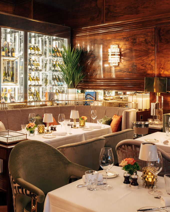 Stylishly set tables at Restaurant GRILL in Hotel Vier Jahreszeiten Hamburg with a classic ambience.