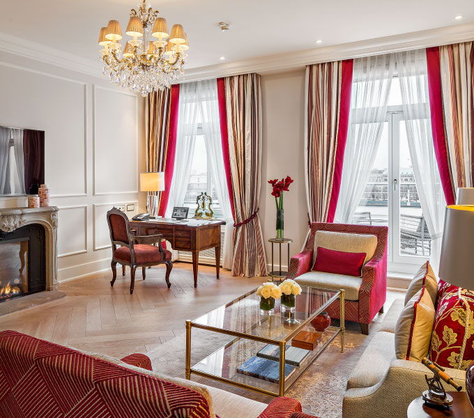 Luxurious room at Hotel Vier Jahreszeiten Hamburg with classic interiors and elegant decoration.