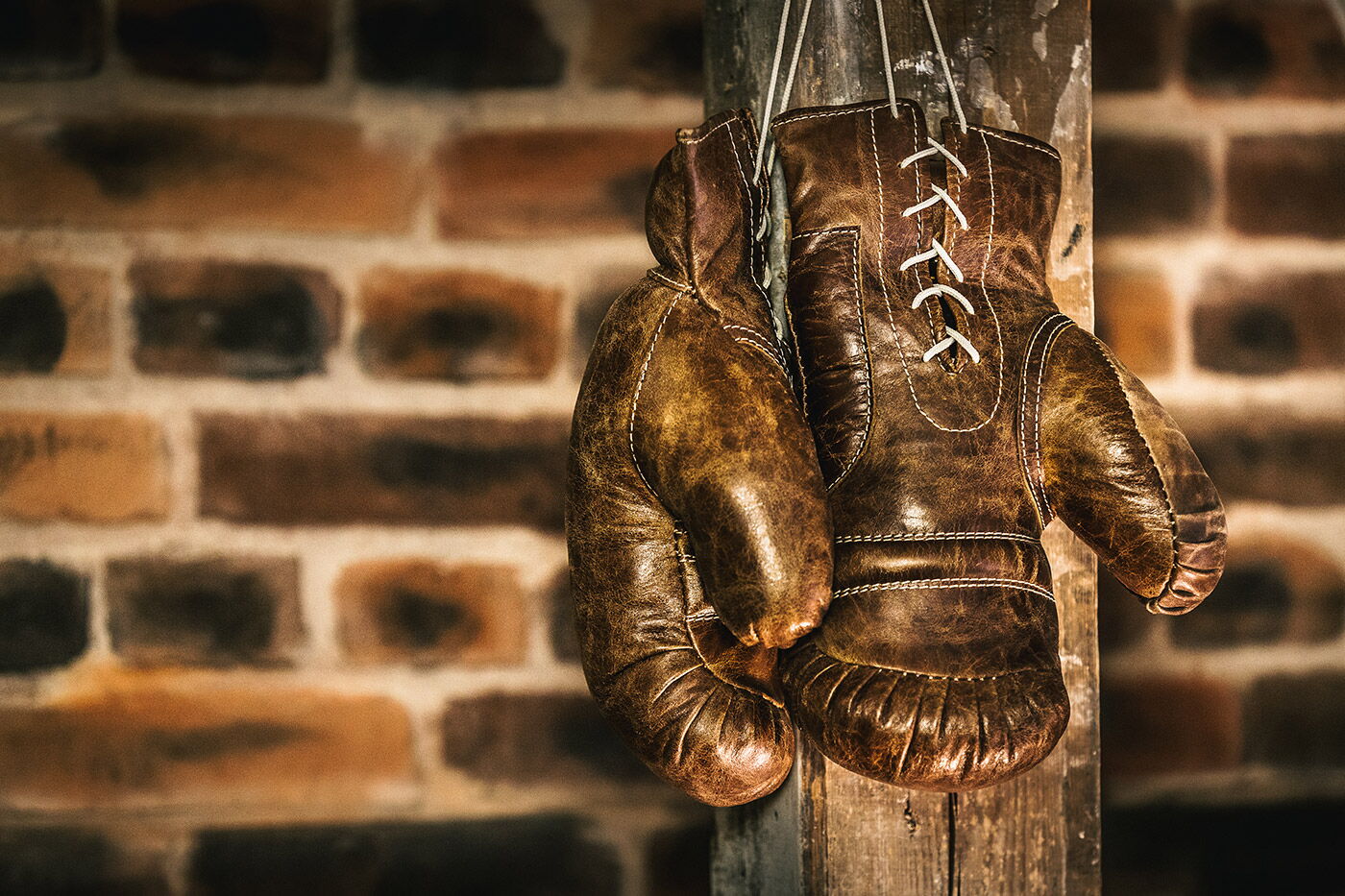 Zwei antike Boxhandschuhe im Vier Jahreszeiten Spa im Hotel Vier Jahreszeiten in Hamburg