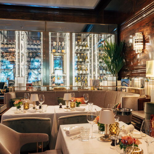 Stylishly set tables at Restaurant GRILL in Hotel Vier Jahreszeiten Hamburg with elegant interiors.