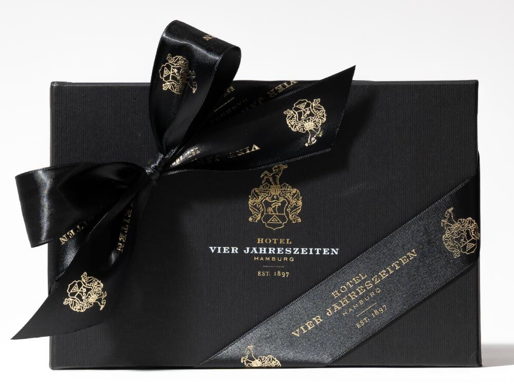 HVJ Gutschein Verpackung in schwarz - Ein Produkt des Hotel Vier Jahreszeiten in Hamburg