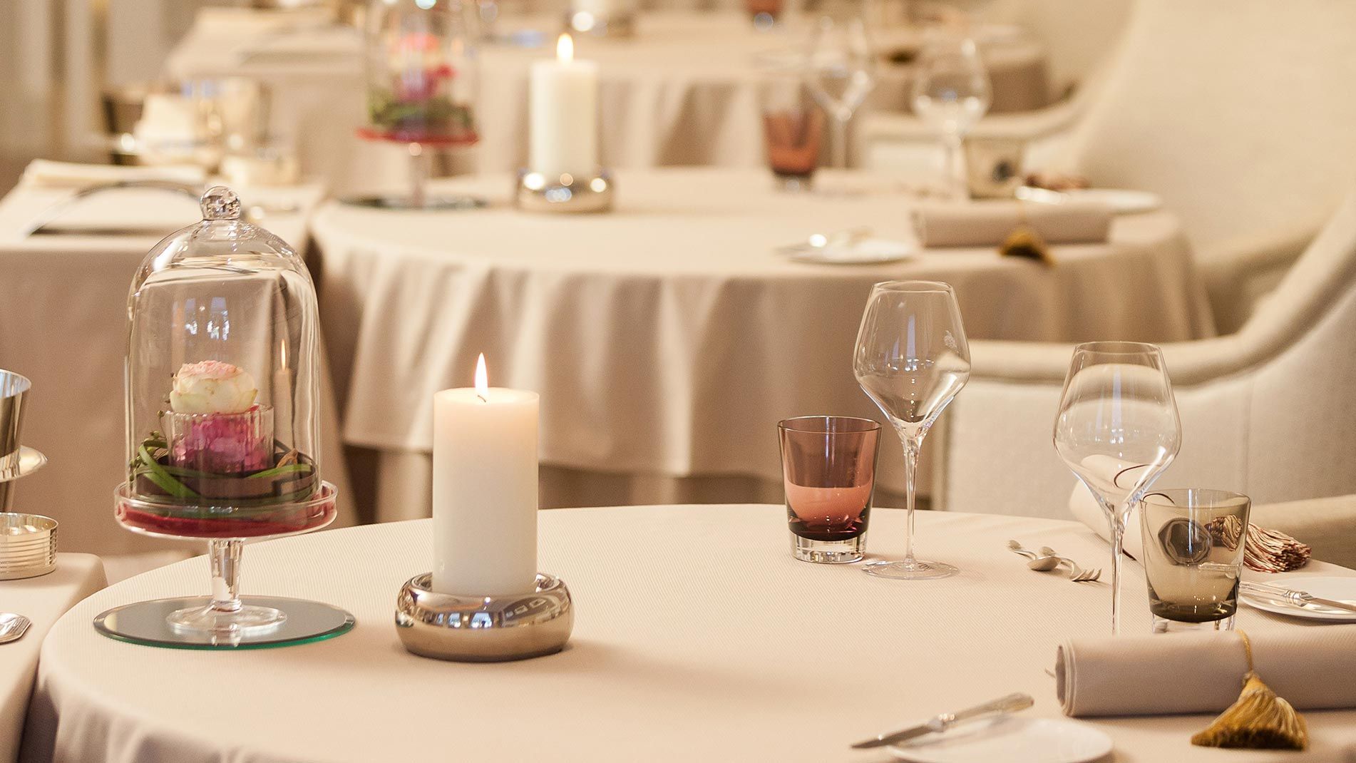 Nahaufnahme eines gedeckten Tischs des Sterne Restaurants Haerlin im Hotel Vier Jahreszeiten in Hamburg