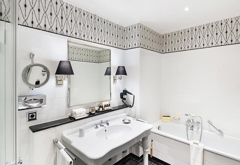 Das Badezimmer im Doppelzimmer Alster Deluxe im Hotel Vier Jahreszeiten in Hamburg