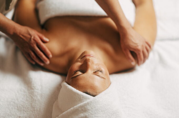 Entspannende Massagebehandlung im Spa des Hotel Vier Jahreszeiten Hamburg