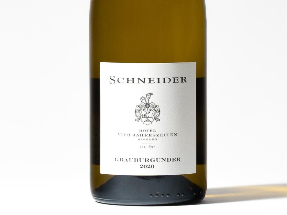 Nahaufnahme des Weißwein Grauburgunder Schneider (0,75l) mit dem Logo des Hotel Vier Jahreszeiten in Hamburg