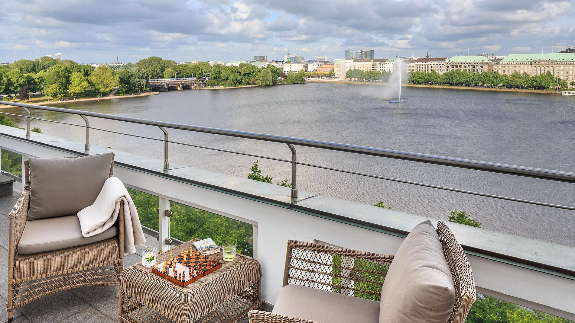 Die Aussicht auf die Binnenalster der Terrasse der Bel-Etage des Hotel Vier Jahreszeiten in Hamburg