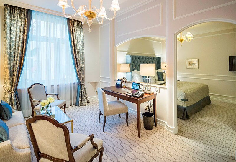 Der Wohn- und Schlafbereich der Junior Suite Courtyard im Hotel Vier Jahreszeiten in Hamburg