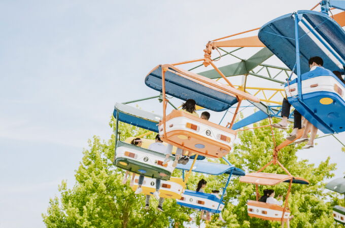 Freizeitfahrgeschäft in der Luft