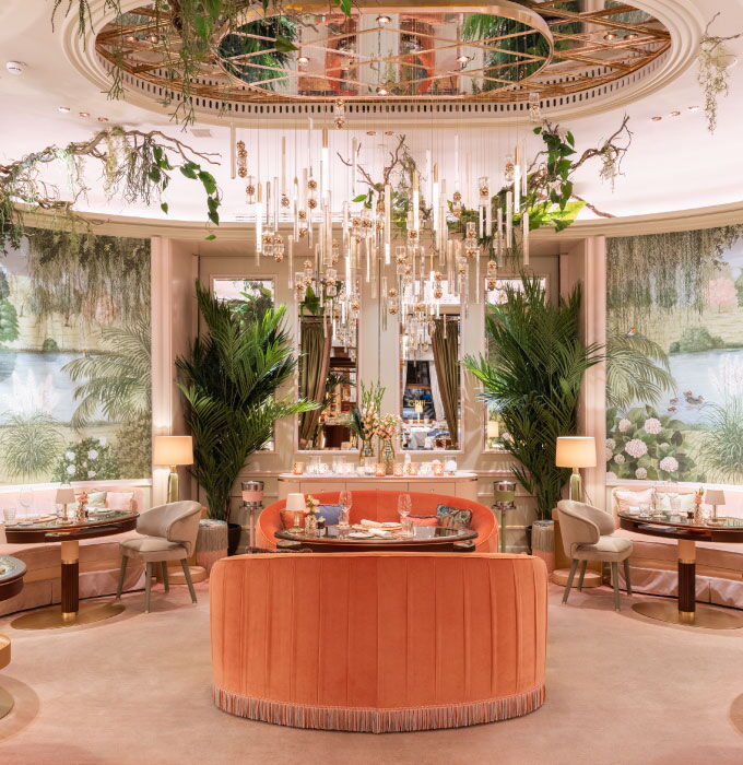 Elegant dining room of Restaurant GRILL at Hotel Vier Jahreszeiten Hamburg with an ornate ceiling.