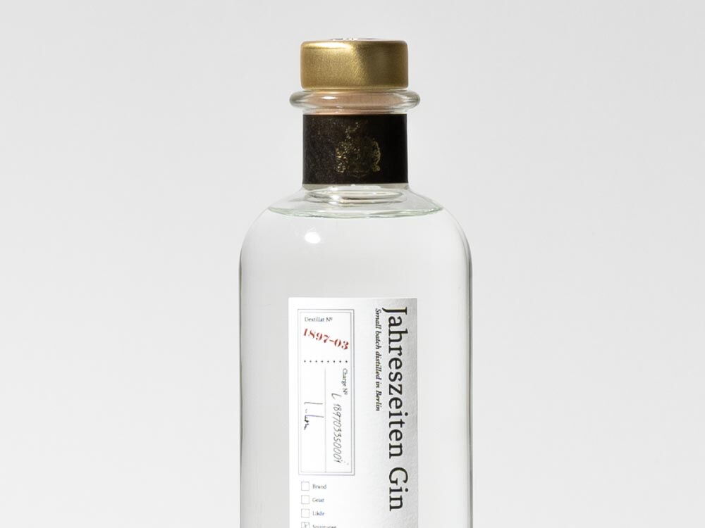 Nahaufnahme des Jahreszeiten Gin (350 ml) - Ein Produkt des Hotel Vier Jahreszeiten in Hamburg