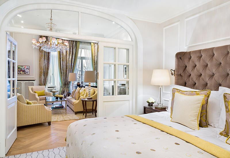 Eine hell eingerichtete Deluxe Suite im Hotel Vier Jahreszeiten in Hamburg