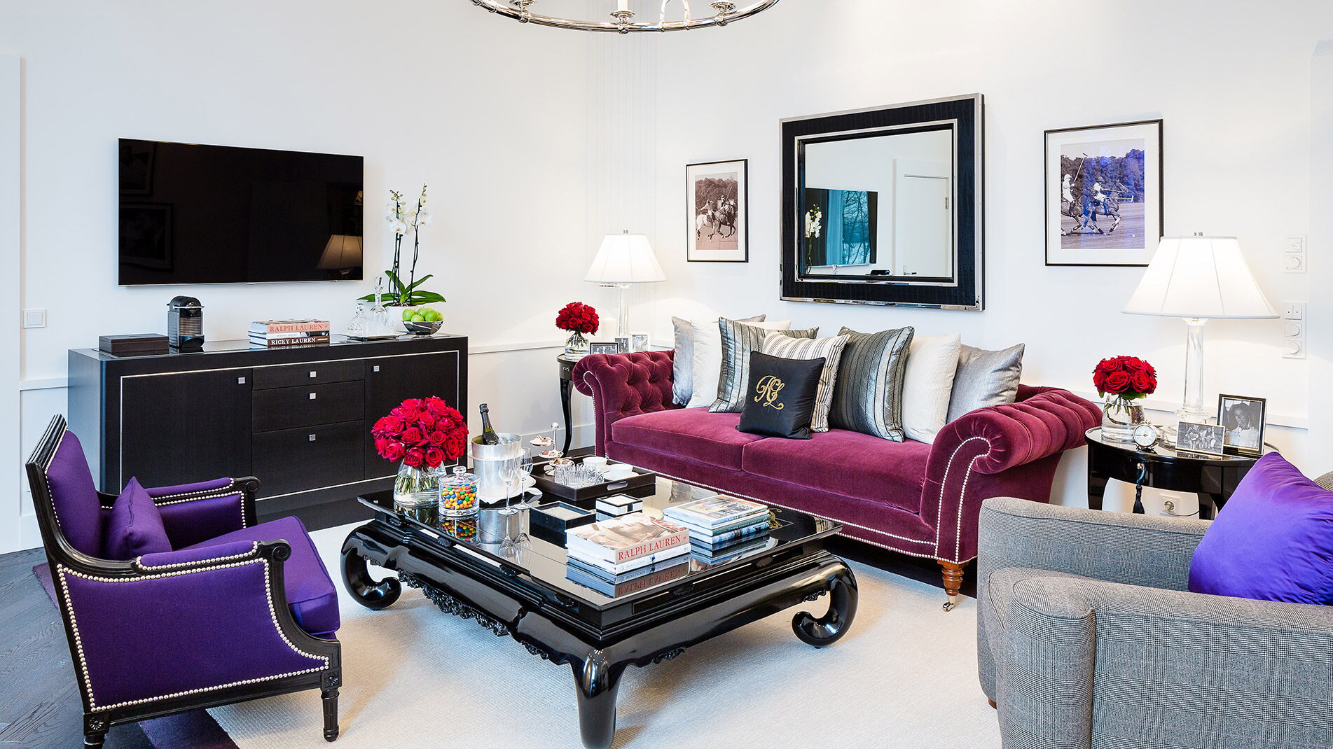 Der Wohnbereich im Ralph Lauren Stil der Celebrity Suite im Hotel Vier Jahreszeiten in Hamburg
