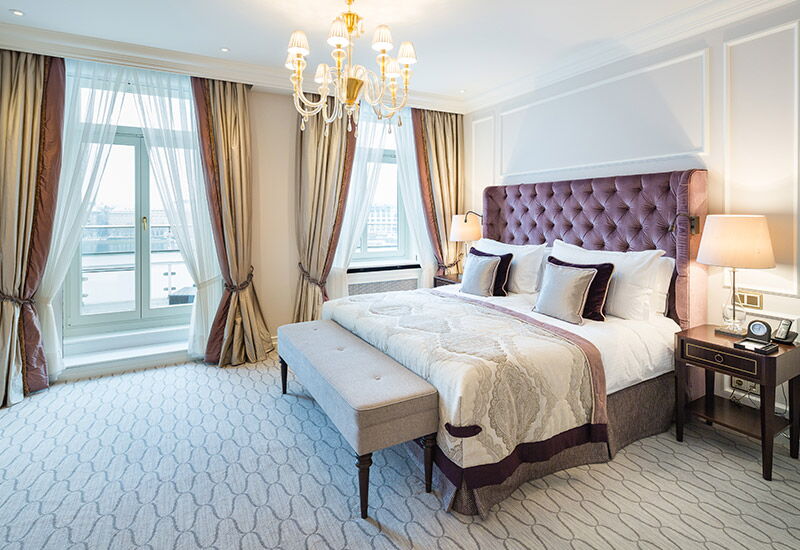 Das Schlafzimmer der Penthouse Suite im Hotel Vier Jahreszeiten in Hamburg