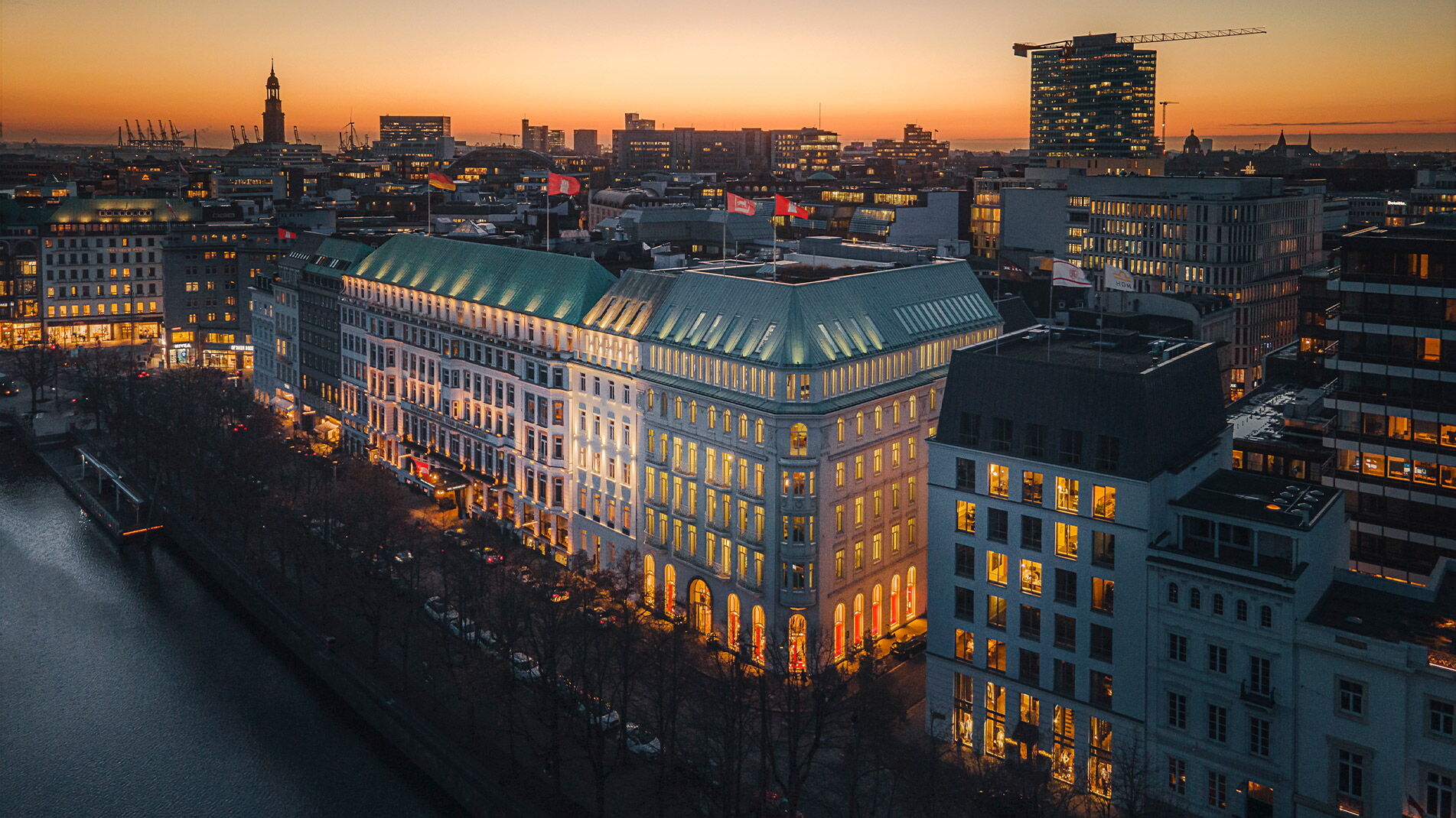 A bird’s-eye view of the Hotel Vier Jahreszeiten in Hamburg at sunset