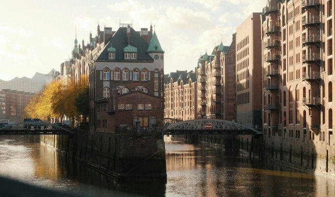 Historische Speicherstadt in Hamburg mit Backsteingebäuden, Fleeten und Brücken im warmen Abendlicht