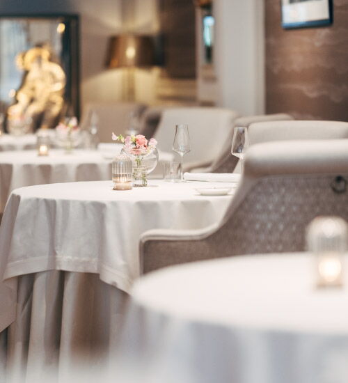 Blick auf die Tische des Gästeraums im Restaurant Haerlin*** mit Tiefenschärfe