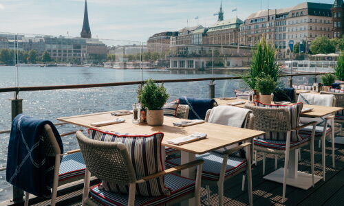 Gedeckte Tische vom Deck 4 Terrasse beim Hotel Vier Jahreszeiten an der Binnenalster