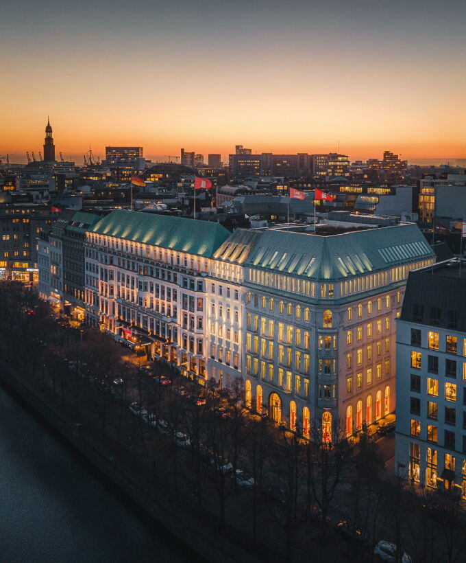 Fairmont Hotel Vier Jahreszeiten Hamburg an der Binnenalster bei Sonnenuntergang aus der Vogelperspektive