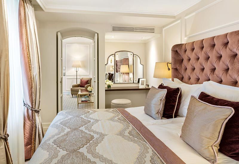 Das Schlafzimmer der Deluxe Suite zum Innenhof im Hotel Vier Jahreszeiten in Hamburg