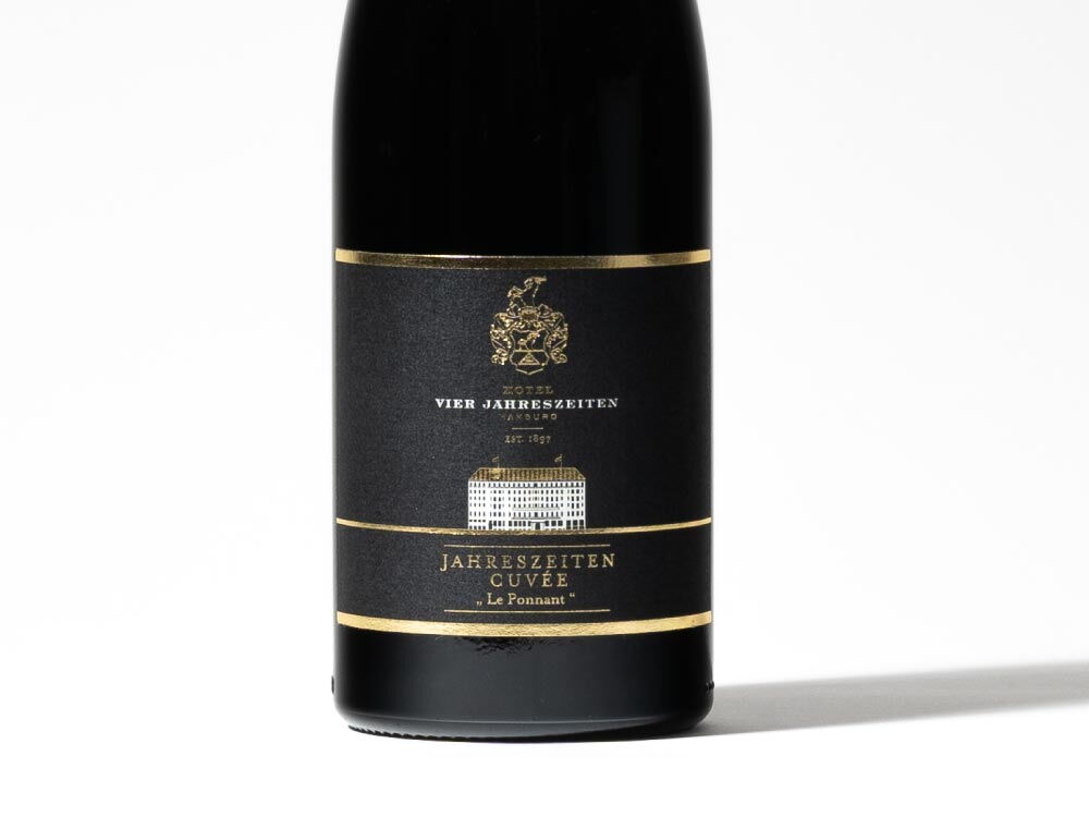 Nahaufnahme des Etiketts des Rotwein Le Ponnant in einer schwarzen Flasche - ein Produkt des Hotel Vier Jahreszeiten in Hamburg