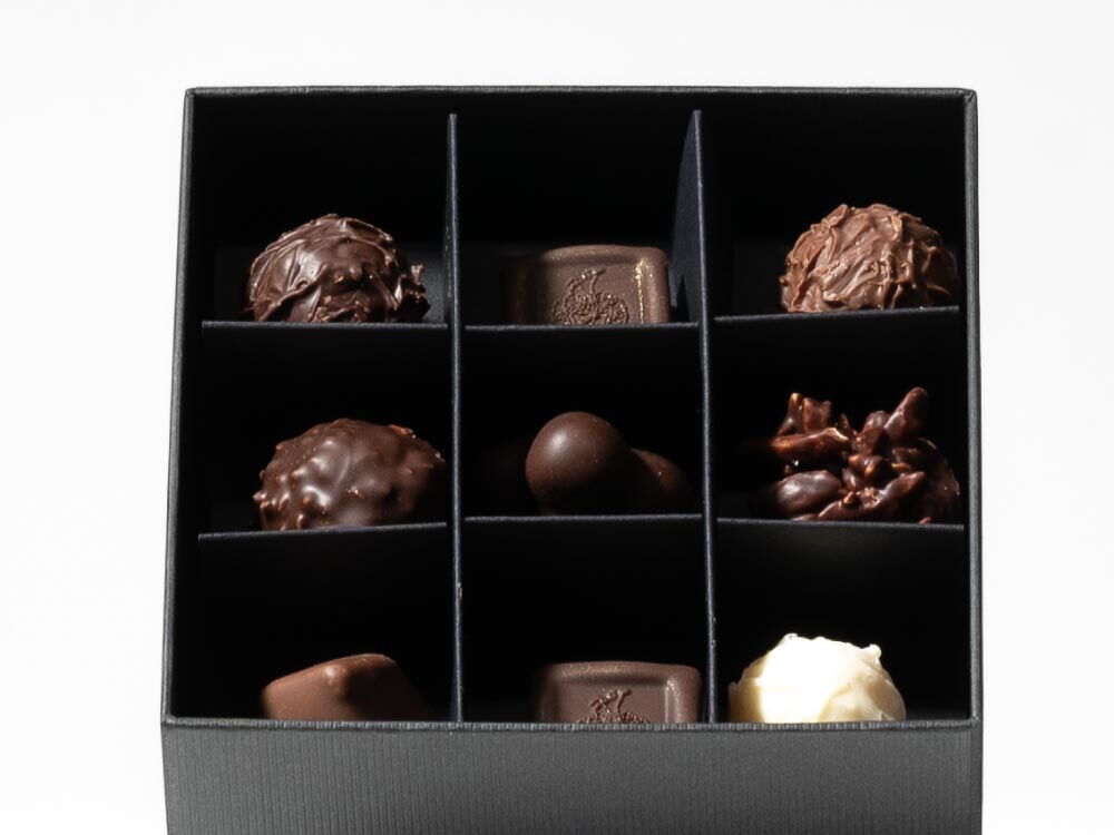 Nahaufnahme HVJ Sprüngli Pralinen - ein Produkt des Hotel Vier Jahreszeiten in Hamburg