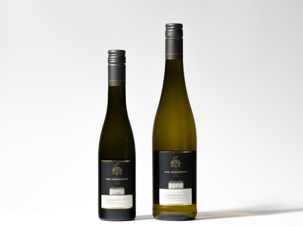 Zwei Flaschen HVJ Weißwein Dreissigacker (0,375 l und 0,75 l) - ein Produkt des Hotel Vier Jahreszeiten in Hamburg