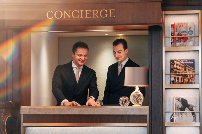 Concierge stand in the lobby of the Hotel Vier Jahreszeiten